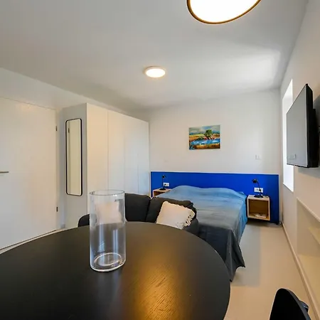 Smart And Cozy Downtown Nooks - *